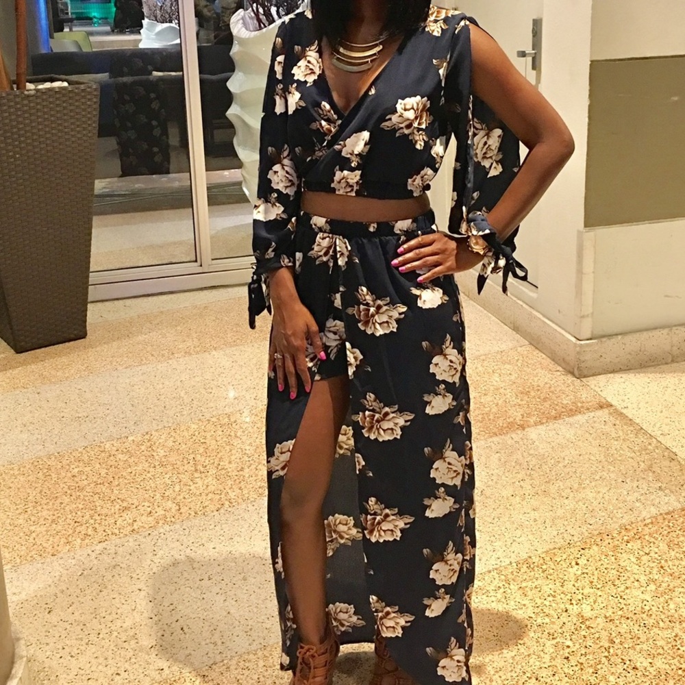 Navy Blue Floral Crop and Scort Matching Set!